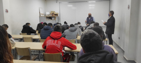 21 personas jóvenes atendidas en el Programa de Inserción de Azarbe en Murcia visitan la sede de la Federación Regional de Empresas del Metal de Murcia (FREMM)