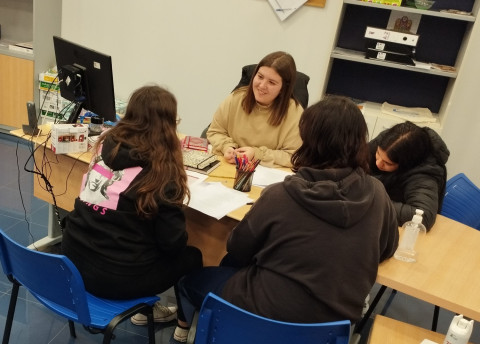 Las tres jóvenes, con la profesional de Azarbe