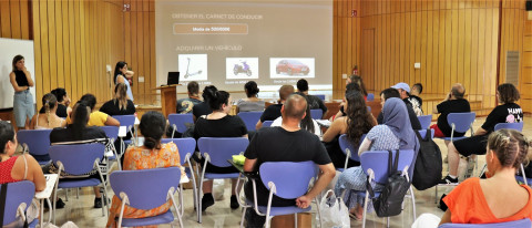 Profesionales de Azarbe presentan el programa al alumnado de los Programas Mixtos de Empleo y Formación de Murcia