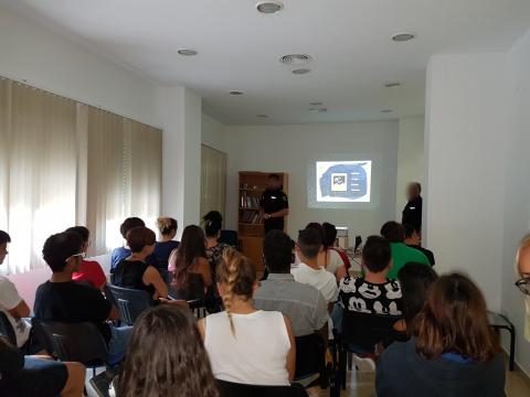 Jóvenes atendidos por Azarbe participan en una charla impartida por miembros de la Policía Nacional