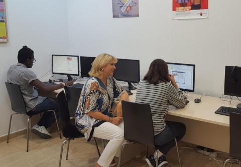 Visita de la consejera de Familia e Igualdad de Oportunidades, Violante Tomás, a la sede de zarbe Intervención Psicosocial.  