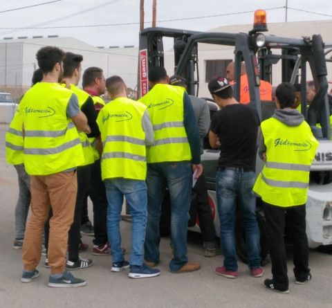 Un grupo de jóvenes atendidos por Azarbe consiguen el certificado de Operador de Carretilla Elevadora