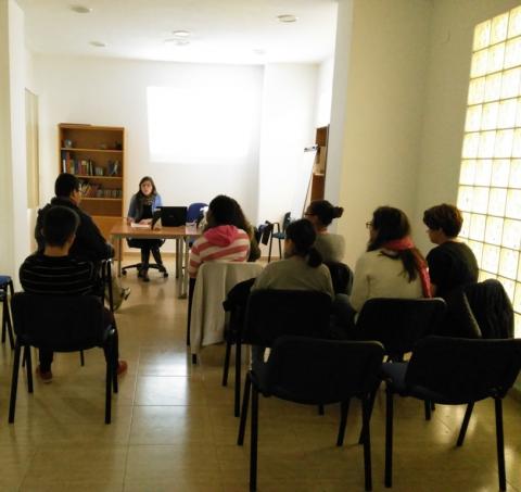 Los jóvenes atendidos por Azarbe realizan un taller sobre el Día de la Eliminación de la Violencia contra la Mujer