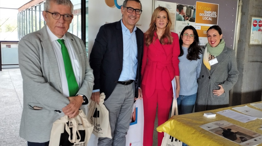 El decano de la Facultad de Ciencias del Trabajo, Prudencio José Riquelme; el rector de la Universidad de Murcia, José Luján; la directora general del SEF, Marisa López, junto a dos orientadoras de Azarbe