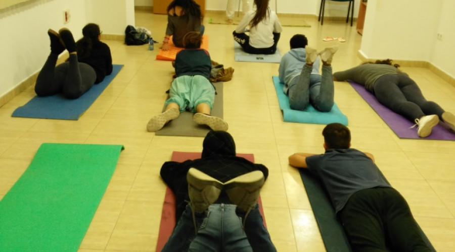 Jóvenes atendidos en Azarbe participan en un taller de iniciación al yoga 